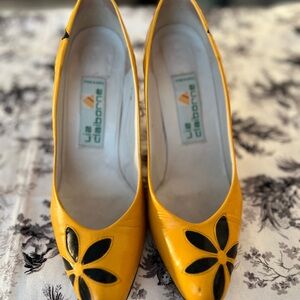 Liz Claiborne Yellow Pumps with Black Floral Inset